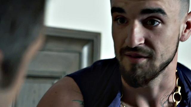 рыжая не выдерживает и жёстко дрочит мокрую киску на кровати