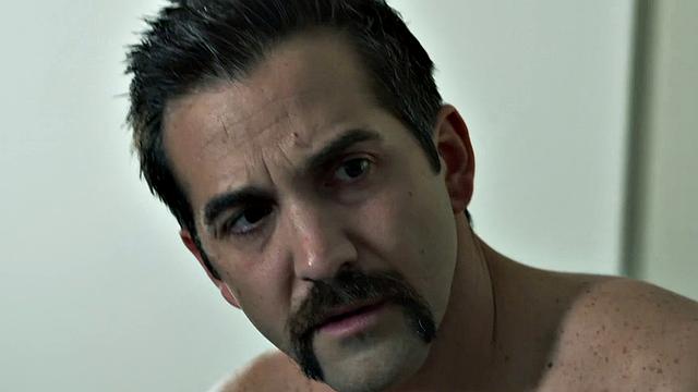 рыжая не выдерживает и жёстко дрочит мокрую киску на кровати