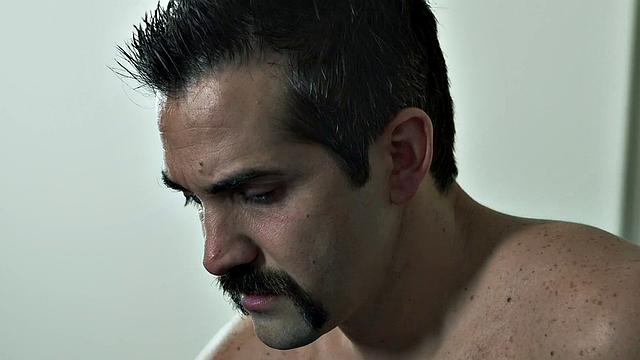 рыжая не выдерживает и жёстко дрочит мокрую киску на кровати