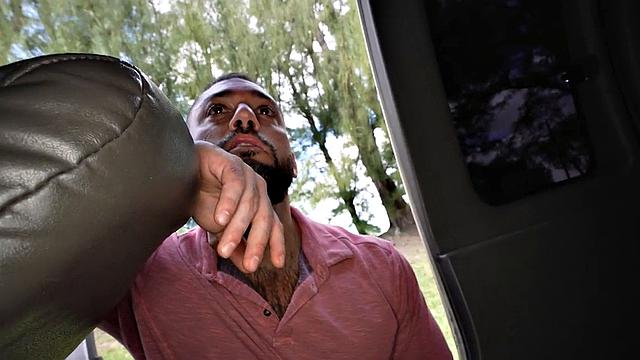 волосатый качок жёстко трахается с парнем в фургоне на улице