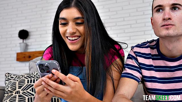 Аубри Бабкок отвлекается на телефон, а Дэнни вставляет ей палец в попу во время минета - анальный эксперимент в паре взрослых любовников.