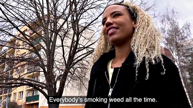 черная с кудрявыми волосами трахается на улице за деньги после кастинга