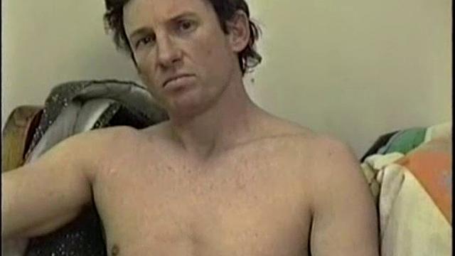 зрелый джон дрочит и щедро кончает на ладонь