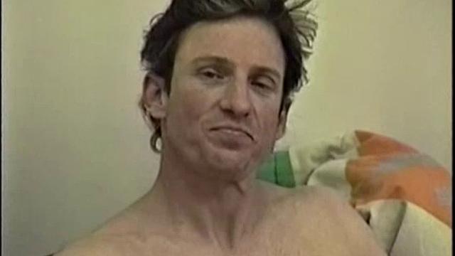 зрелый джон дрочит и щедро кончает на ладонь