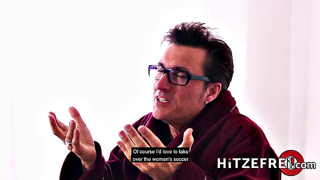 лена и селина страстно ласкаются в душе, скользя по телам