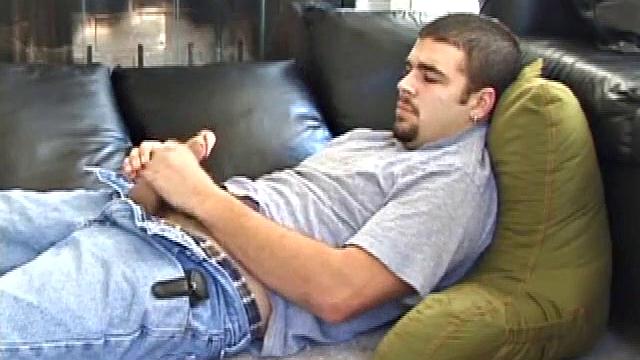 Тони Хаммер дрочит на полу и заливает себе лицо спермой