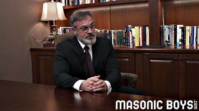 Бородач жёстко трахает студента без резинки и доминирует