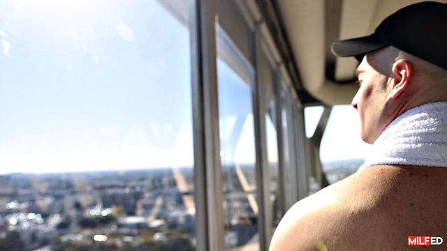 Пышная блондинка идет в спортзал, но почему-то больше тянет на масло и секс на коврике от Zac Wild и Slimthick Vic, чем на тренировки!