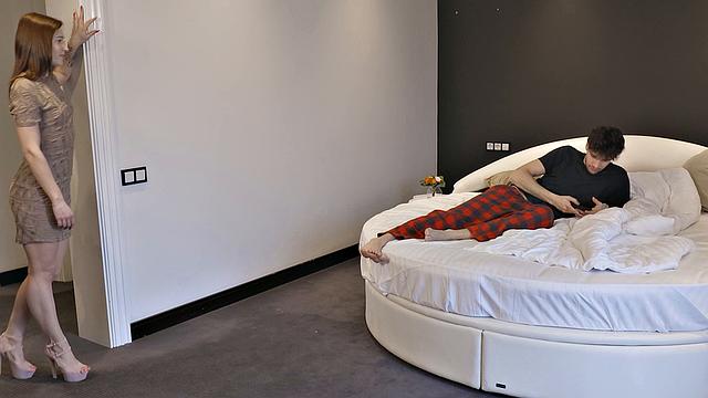 Мина на каблуках беснуется в постели с гладкой киской