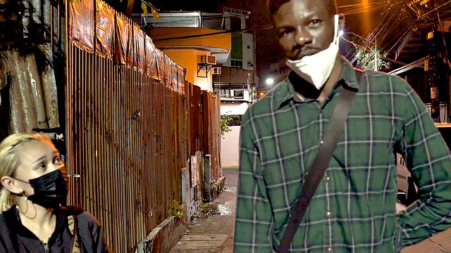 филиппинка скачет на черном члене и кончает