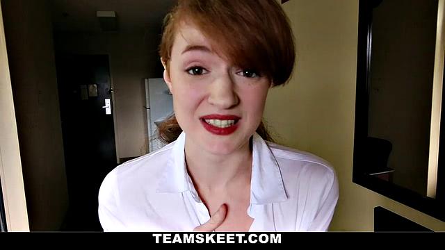 рыжая сотрудница отеля трахается раком и получает кремпай