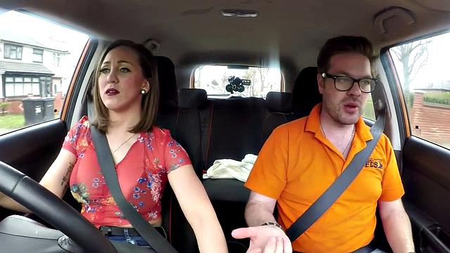 Европейская брюнетка с большими сиськами сосёт инструктору по вождению в машине