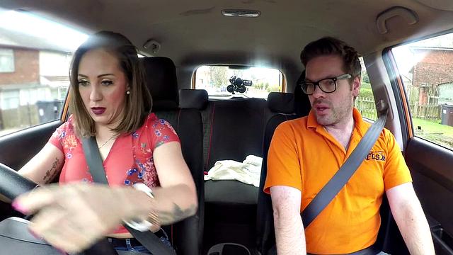 Европейская брюнетка с большими сиськами сосёт инструктору по вождению в машине