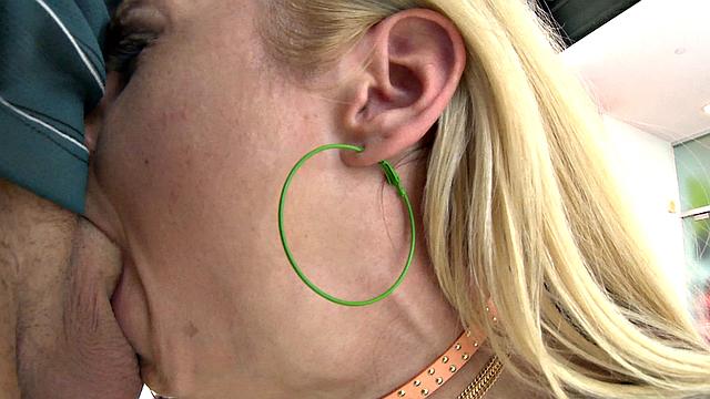 Сара и Вики по очереди берут в рот и в жопу