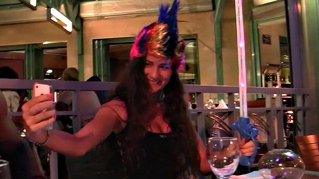 жаркий трах на улице ночью с развратной подругой