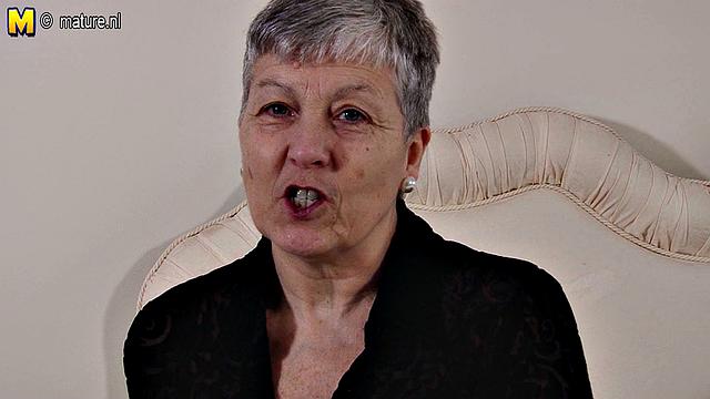 британская зрелая с большими сиськами страстно сосёт и скачет на члене