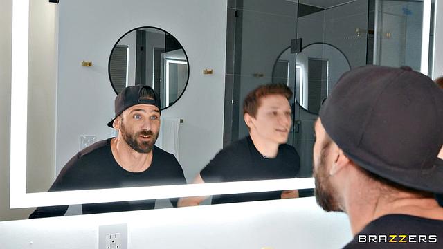 Дэнни Д трахается с LaSirena69 в ванной и орет её имя перед зеркалом.