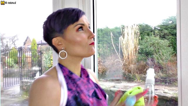 пышная зрелая развлекается по-взрослому и вся мокрая