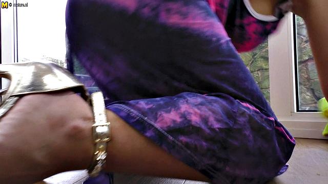 пышная зрелая развлекается по-взрослому и вся мокрая