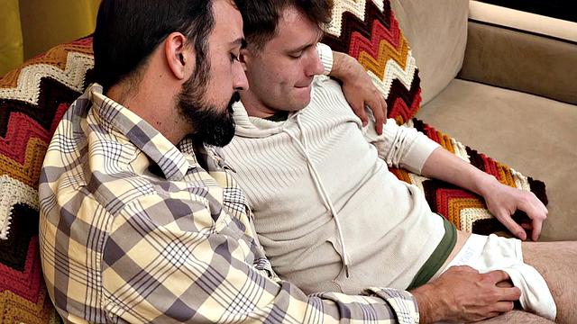 Смотри, как волосатый отчим трахается с пасынком без резинки