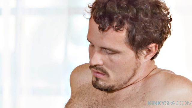 Penelope Woods раздевается и облизывает нового клиента в массажном салоне, потом садится на член и кайфует по полной.