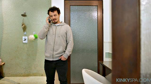 Penelope Woods раздевается и облизывает нового клиента в массажном салоне, потом садится на член и кайфует по полной.