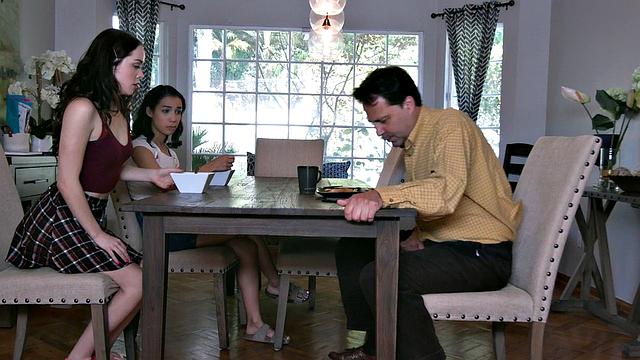 подруга падчерицы влилась в жёсткое домашнее трио