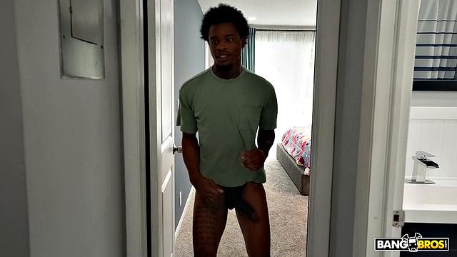 Красивая пышка моет огромные сиськи, попадается и получает жёстко