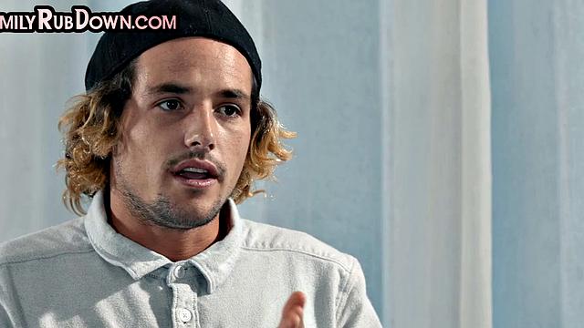 мокрая мачеха с большими сиськами трахается во влажной ванной после минета