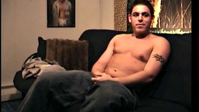 мужественный натурал дрочит крепким кулаком, напряжённо и жадно