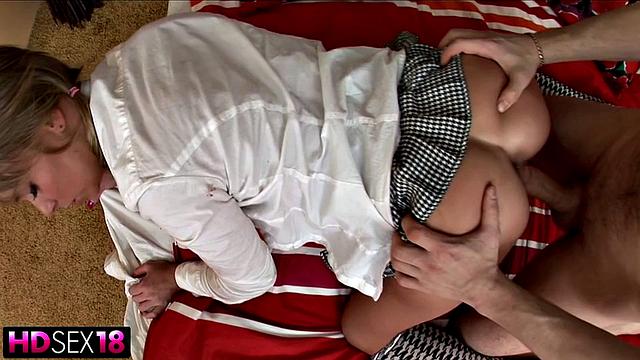 индийская красотка в форме ловит жёсткий секс на людях