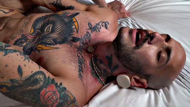 Транс-парень скачет на члене у пышной ts milf на каблуках