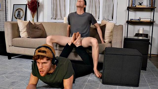 рыжий с тату получает голый трах от твинка после горячего фута