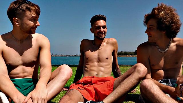 мускулистые выпускники устраивают горячий тройничок и заливают друг друга спермой