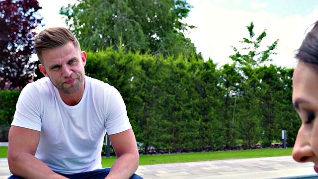 алисса баунти раскрывает попку для страстного римминга и анала с тренером