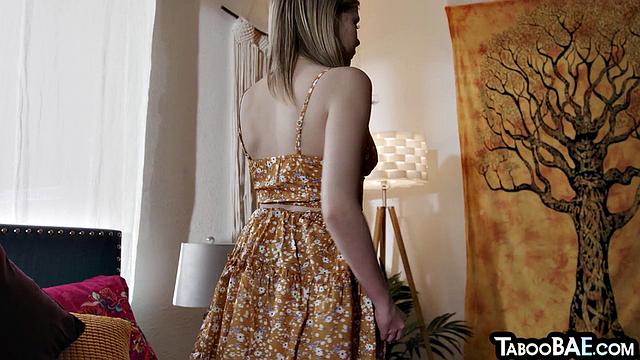 Миниатюрная красотка в чулках трахается с любовником раком на кровати.