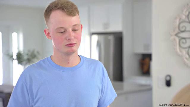 смотри, как зрелая мамка скачет на друге сына