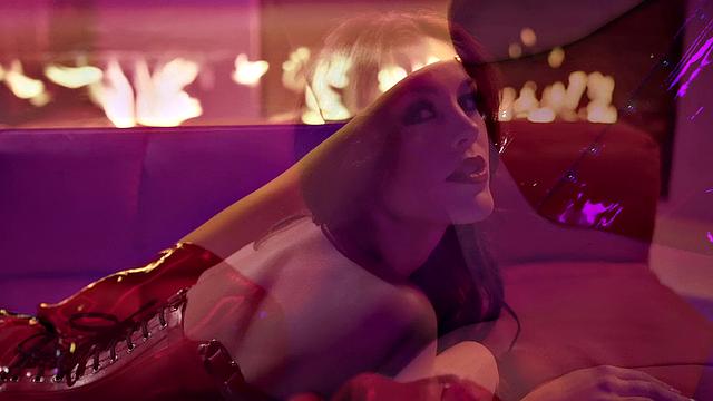 Молли Стюарт в корсете разносит чулки прямо в гостиной - шутки в сторону!