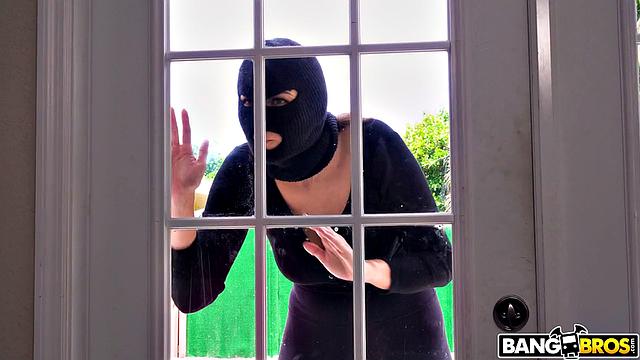 Белла Ролланд в маске соблазняет Питера Грина и получает страстные шлёпки по груди и горячий секс ночью в доме.