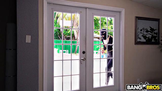 Белла Ролланд в маске соблазняет Питера Грина и получает страстные шлёпки по груди и горячий секс ночью в доме.