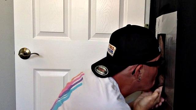 бородатый папик ловит голый хуй в домашнем глори-холе после жаркого минета