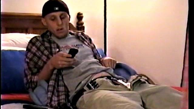 Гей-рубрика: Дейви впервые пробует мужской минет от парня, кончает на камеру.