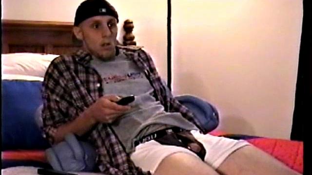 Гей-рубрика: Дейви впервые пробует мужской минет от парня, кончает на камеру.