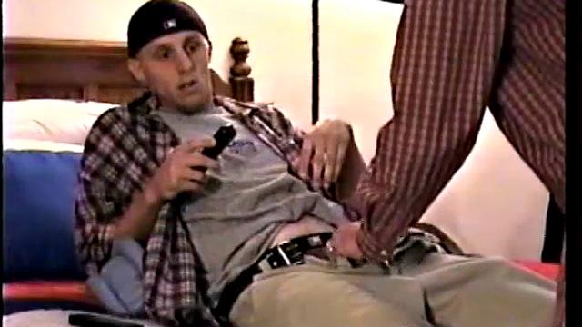 Гей-рубрика: Дейви впервые пробует мужской минет от парня, кончает на камеру.