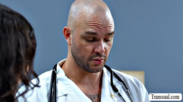 Транс-доктор трахает меня по-настоящему жестко в кабинете, я визжу от кайфа!