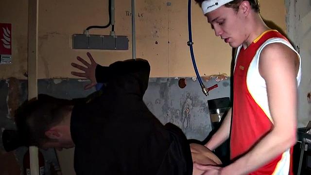 Брутальный боксер с перчатками жарит судью после мощного минета