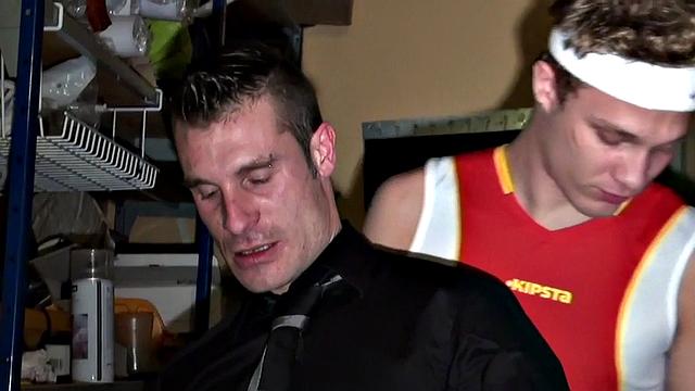 Брутальный боксер с перчатками жарит судью после мощного минета