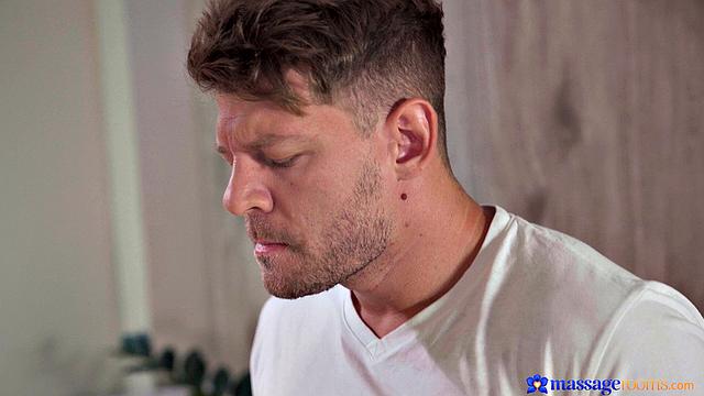 итальянка пришла за массажем, а ушла с набитой киской