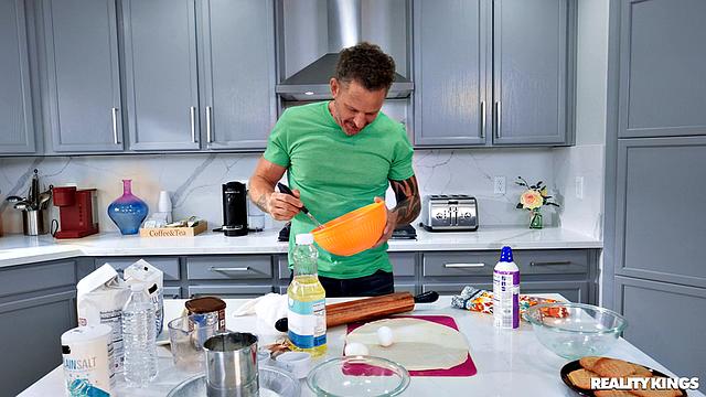 рыжая мамка угощает соседа пирогом и кое-чем вкуснее