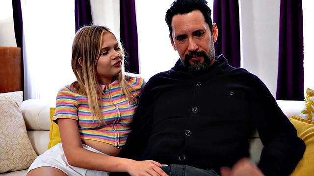 Стройная брюнетка скачет на большом члене и получает по полной